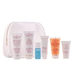 Clarins Confezione Regalo 100ml Moisture-Rich Lozione Corpo + 100ml Crema Trattamento Mani & Unghie + 15ml HydraQuench Siero Intenso Bi-Fase + 50ml Beauty Flash Balsamo + 75ml One-Step Detergente Esfoliante Delicato + 30ml Crema Piedi + Borsa