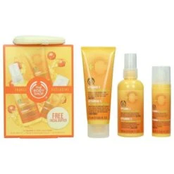 The Body Shop Vitamin C Travel Exclusive Confezione Regalo 100 Ml Spray Energizzante Viso + 75 Ml Microdermoabrasione + 30 Ml Skin Boost + Spugnetta Viso