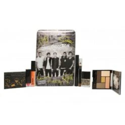 One Direction Take Me Home Make-up Confezione Regalo 1 X Lip Gloss + 1 X Palette Ombretto + 1 X Rossetto + 1 X Mascara + 1 X Smalto Per Unghie + 1 X Stencil Decorazioni + 1 X Matita Occhi E Corpo + Latta